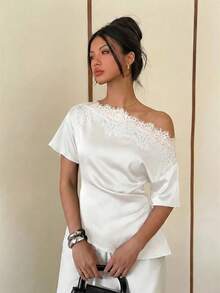 Siren Gaze Áo blouse nữ phối ren và satin, cổ lệch vai bất đối xứng - trắng - Xem 6
