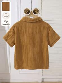 SHEIN Genkimix Kids 男童纹理面料 Polo 领纽扣短袖衬衫，休闲复古乡村度假卡其棕色舒适棉质夏季 T 恤 - 咖啡棕 - 查看 2