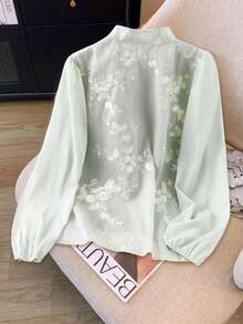 Qadelle Áo sơ mi nữ tay dài cài nút cổ đứng thêu hoa thanh lịch - màu xanh lá - Xem 2
