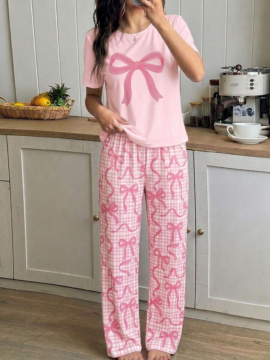 青少年女孩甜美蝴蝶結印花睡衣套裝，柔軟舒適寬鬆版型短袖上衣與長褲，休閒居家服或日常穿著，粉色格紋配粉色蝴蝶結圖案