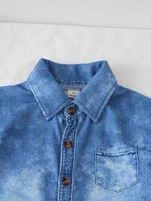 SHEIN 2件組小男孩夏季休閒仿牛仔印花 Polo 領短袖上衣與短褲套裝，適合兒童戶外街頭時尚 - 藍色 - 查看 3