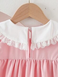 SHEIN Vintaside Kids 女童浅黄色彼得潘领短袖连衣裙，蕾丝边饰3D立体花朵，光滑缎面宽松A字裙摆，夏季清新甜美公主裙，适合日常出行和生日派对，亲肤顺滑透气，易于穿脱。 - 粉色 - 查看 9