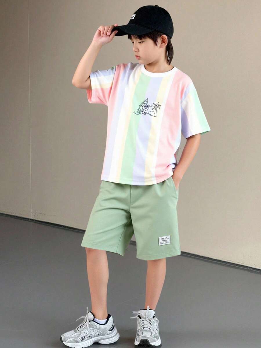 2件組男童休閒條紋與圖案印花圓領T恤短褲套裝,適合日常穿著與戶外活動 - 彩色 - 查看 1