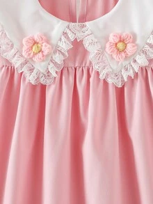 SHEIN Vintaside Kids 女童浅黄色彼得潘领短袖连衣裙，蕾丝边饰3D立体花朵，光滑缎面宽松A字裙摆，夏季清新甜美公主裙，适合日常出行和生日派对，亲肤顺滑透气，易于穿脱。 - 粉色 - 查看 8