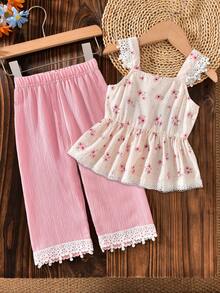 SHEIN Playful Pals 女童春夏套装，藏蓝色无袖上衣搭配同色系阔腿裤；上衣采用吊带设计，饰以清新碎花图案，领口和下摆饰有白色蕾丝花边，尽显精致柔美；阔腿裤采用松紧腰带设计，裤脚同样饰有蕾丝花边，打造甜美清新的整体造型。轻盈舒适的面料，适合日常穿着。 - 粉色 - 查看 3