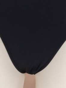 Swim Bonvoyette 女士夏季沙滩性感优雅针织面料3D立体花卉配饰撞色斜肩露背连体泳衣，飘逸设计，性感沙滩泳池派对装扮，夏季沙滩风，适合沙滩度假、春夏假日泳池派对、沙滩装扮 - 黑色 - 查看 6