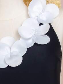 Swim Bonvoyette 女士夏季沙滩性感优雅针织面料3D立体花卉配饰撞色斜肩露背连体泳衣，飘逸设计，性感沙滩泳池派对装扮，夏季沙滩风，适合沙滩度假、春夏假日泳池派对、沙滩装扮 - 黑色 - 查看 5