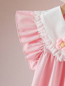SHEIN Vintaside Kids 女童浅黄色彼得潘领短袖连衣裙，蕾丝边饰3D立体花朵，光滑缎面宽松A字裙摆，夏季清新甜美公主裙，适合日常出行和生日派对，亲肤顺滑透气，易于穿脱。 - 粉色 - 查看 7