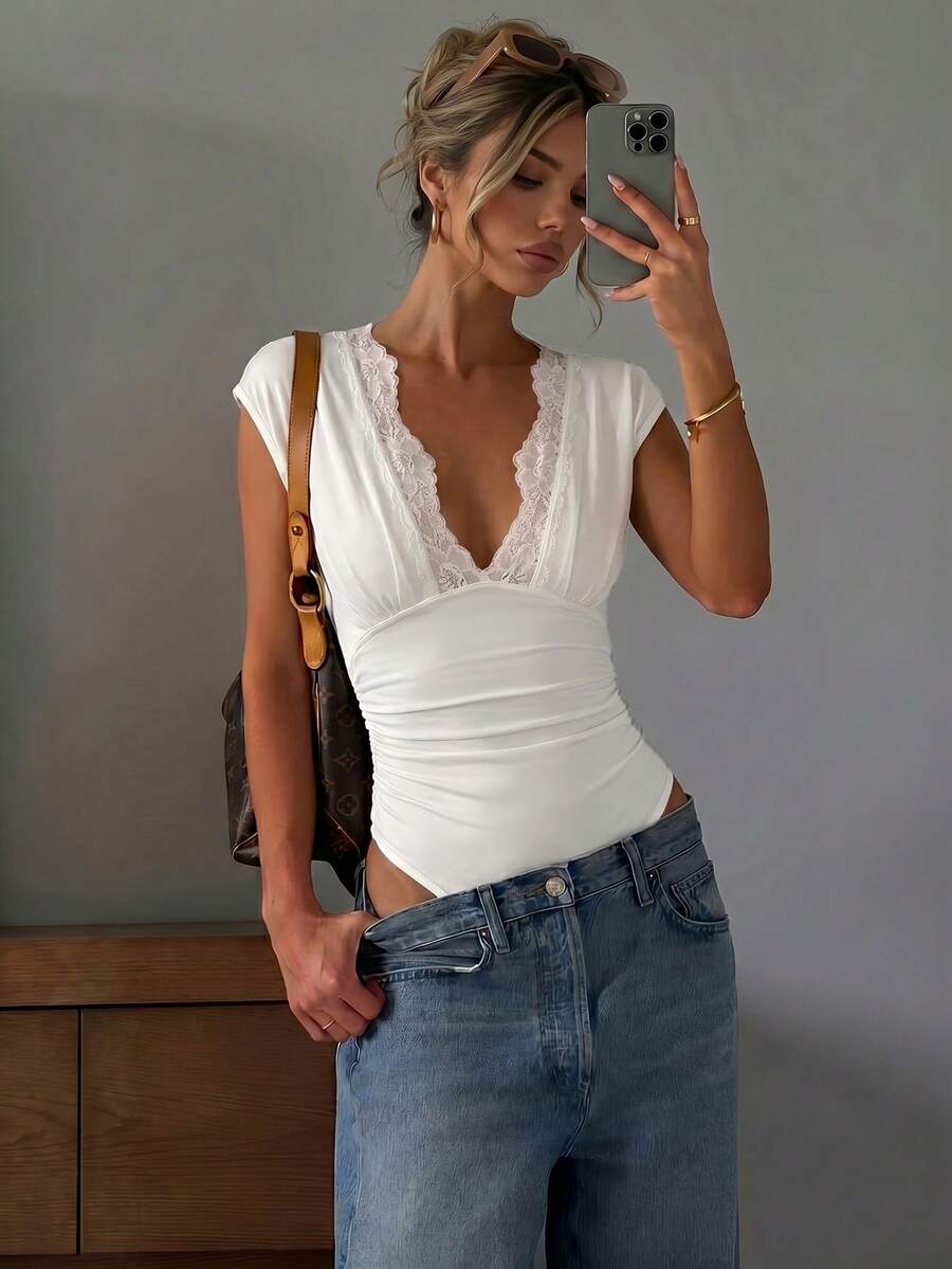 Aloruh Bodysuit nữ màu trơn phối ren tương phản, cổ chữ V sâu, bèo nhún - trắng - Xem 1