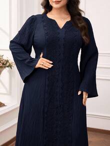 Al Najma Robe style arabe pour femmes grandes tailles, col cranté, manches évasées, patchwork en dentelle, couleur unie - Bleu marine - Voir 1