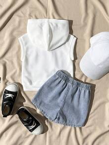 SHEIN Playful Pals 两件套婴儿/男童休闲套装，包括一件白色连帽针织字母印花无袖口袋背心和一条蓝色松紧腰带口袋牛仔短裤，适合休闲、运动、日常穿着、外出和旅行。 - 白色 - 查看 3