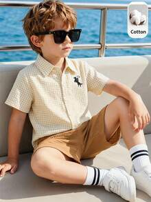SHEIN Genkimix Kids Set de 2 piezas de camisa de manga corta y pantalones cortos de estilo escolar casual para niños pequeños, cómodos para uso diario, adecuados para salidas de verano y la escuela - Caqui - Ver 3