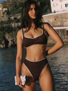 Bonvoyette Bộ bikini nữ kiểu retro 2 mảnh, màu nâu đậm có họa tiết, viền ren màu trắng ngà, áo tam giác dây bản rộng và quần cạp cao, phong cách nghỉ dưỡng bãi biển thời trang cho mùa xuân, lễ Phục sinh và kỳ nghỉ. - màu nâu - Xem 2