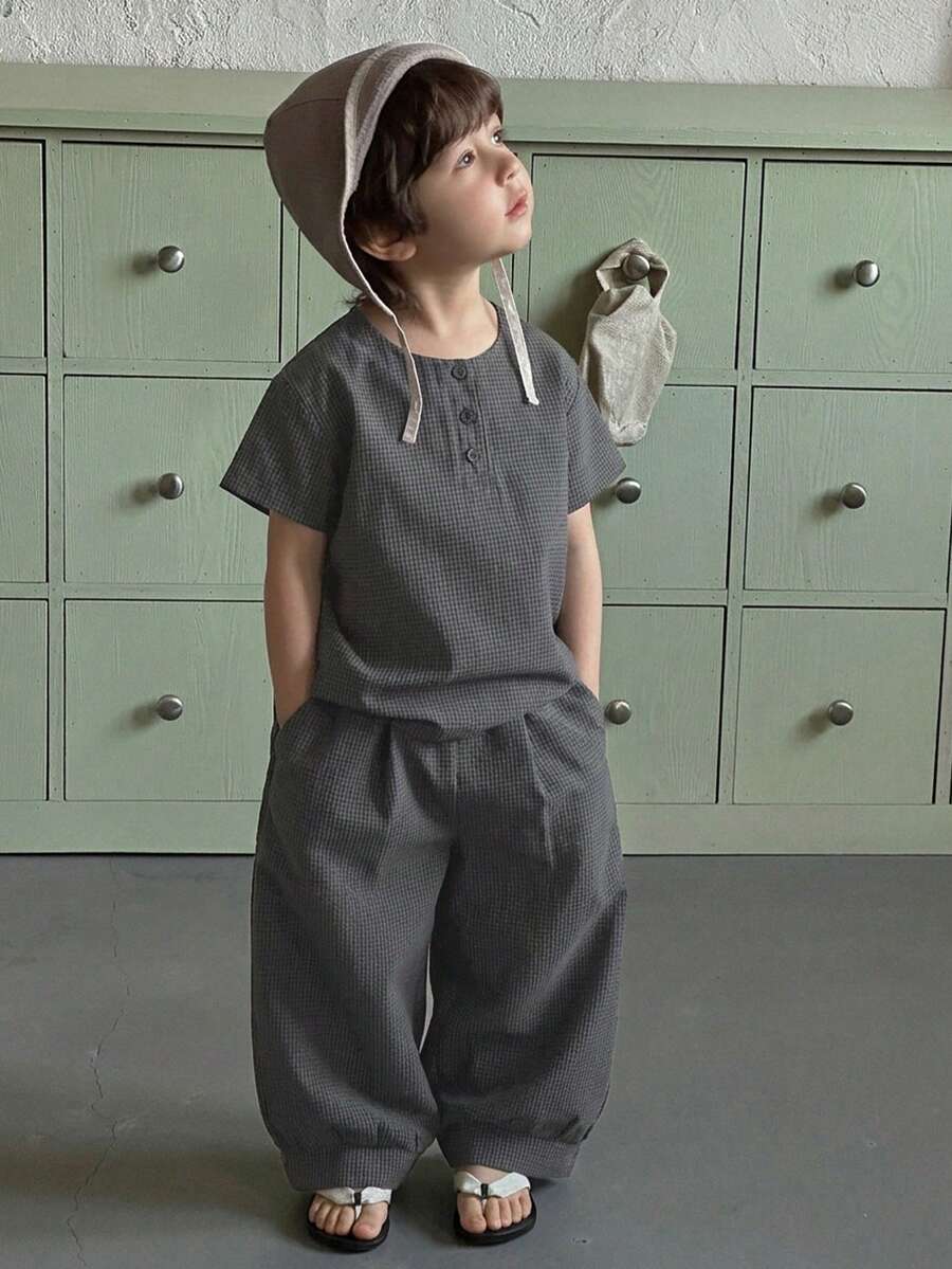Dazy Kids 小男孩純色鈕扣設計短袖T恤與短褲休閒套裝 - 深灰色 - 查看 1