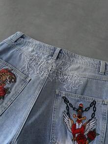 ROMWE MEN 街頭風老虎與玫瑰刺繡及膝牛仔短褲，休閒水洗寬鬆版型男士牛仔短褲 - 淺色水洗藍 - 查看 4