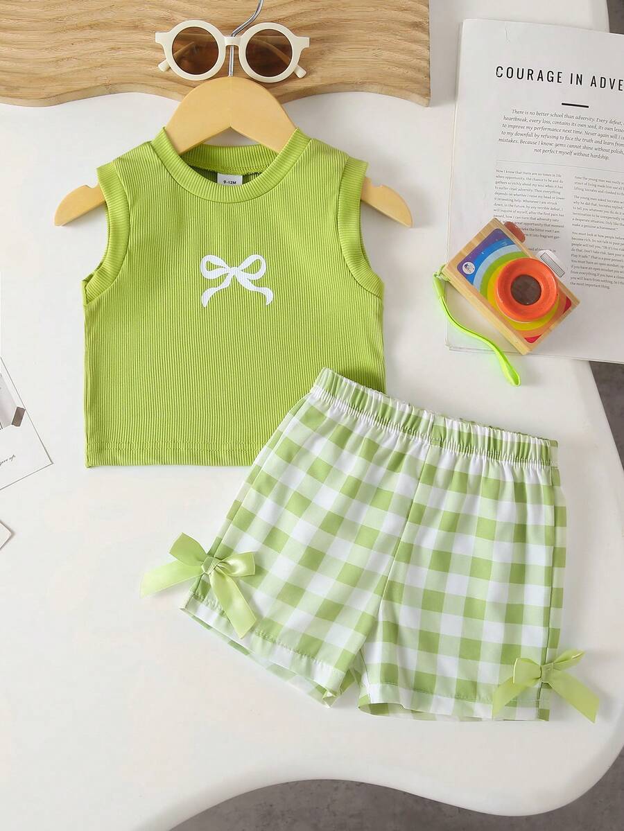 SHEIN Playful Pals 女嬰夏季藍色紋理無袖上衣與藍色格紋短褲套裝，飾有藍色蝴蝶結，日常出遊必備