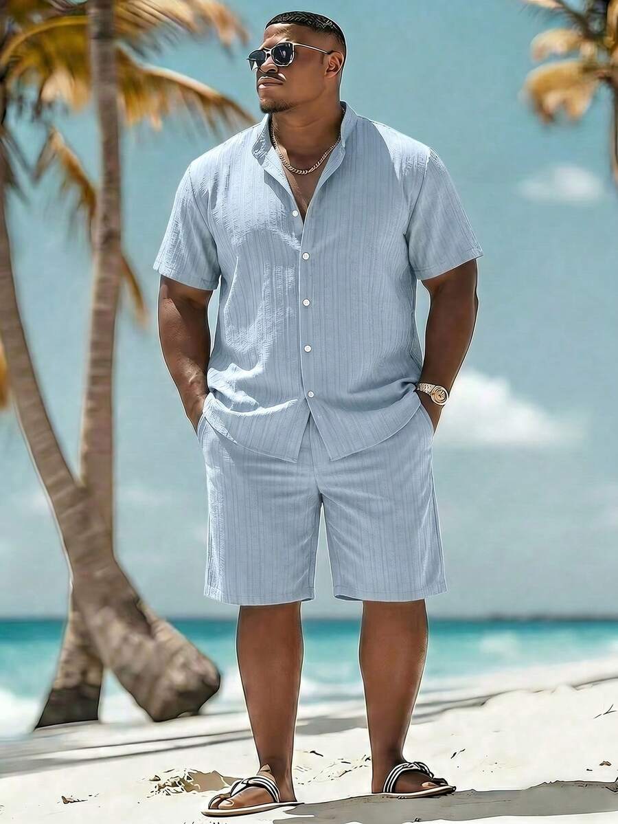 ResortEase Set da spiaggia da uomo taglie forti, composto da camicia a maniche corte con bottoni frontali e pantaloncini, in colore tinta unita, per l'estate - celeste - Visualizzare 1
