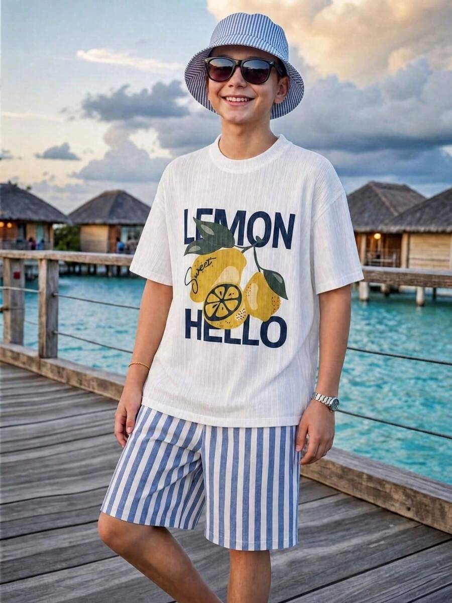 SHEIN 两件套儿童/青少年男童夏季休闲度假可爱字母柠檬印花短袖T恤搭配松紧腰条纹短裤套装,适合通勤、上学、日常休闲、运动、春夏季节、海滩度假等场合。 - 藍色 - 查看 1