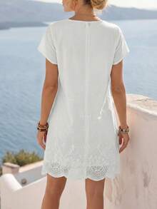 Faunlyn 女士刺繡V領系帶中空連衣裙，適用於夏季 - 白色 - 查看 2