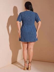 SHEIN CURVE+ 大尺碼女款 V 領提花丹寧 A 字洋裝，休閒日常夏季洋裝 - 藍色 - 查看 2