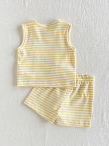 SHEIN Playful Pals 2件/組女嬰夏季套裝，由淺黃色與白色條紋圓領背心上衣和短褲組成，呈現清新、森林系、可愛、時尚、田園、柔軟且極簡的休閒風格。採用羅紋針織柔軟面料製成，厚度適中，穿著舒適。裝飾有白色與黃色向日葵、3D鉤編花卉圖案，適合日常出遊、購物、旅行、攝影、海灘、野餐、公園、放鬆、上學通勤及打卡場景。 - 黃色 - 查看 2