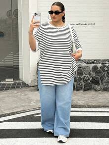 SHEIN CURVE+ 大尺碼女款休閒寬鬆舒適黑白條紋短袖大尺碼T恤，百搭日常穿搭，極簡風格，夏季 - 白色 - 查看 6