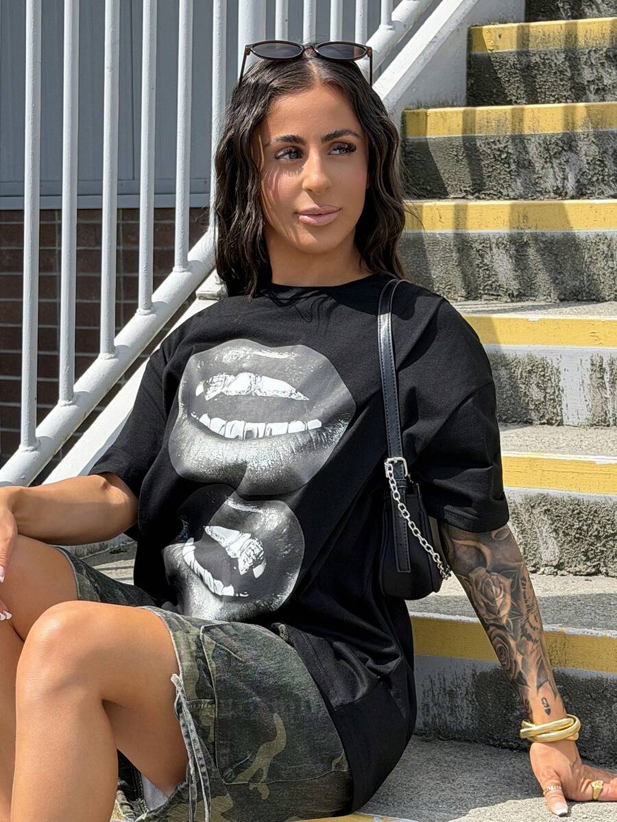 SAYEHFBABY 女士宽松休闲极简街头风黑色唇印圆领短袖T恤,适合春夏穿着。 - 黑色 - 查看 1