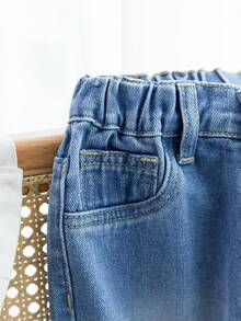 SHEIN Playful Pals Denimly 男童浅蓝色牛仔休闲裤，宽松版型，松紧腰带，穿着舒适方便，搭配简约T恤或衬衫，打造时尚休闲造型。另有卡通图案可选，增添趣味风格。适合日常穿着，如上学、户外活动、旅行、家庭活动、聚会等。 - 藍色 - 查看 4