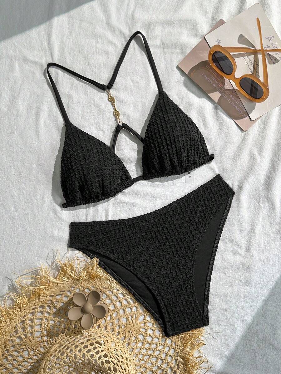 SHEIN Swim 26SS 女士春夏沙滩套装,女士比基尼套装,两件套,海滨度假风,INS网红性感炸弹优雅浪漫可爱波西米亚风纹理面料,精致金属贝壳扣装饰,可拆卸衬垫罩杯,细肩带露背比基尼套装 - 黑色 - 查看 1