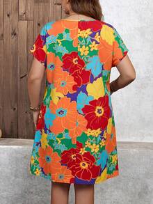 SHEIN LUNE 大码女式复古印花V领蝙蝠袖休闲连衣裙度假装女式夏季服装女式办公室着装 - 彩色 - 查看 2