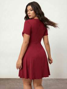 Enliva Vestido midi rojo de cuello en V con torsión delantera elegante para mujer de talla grande, para Body con forma de manzana y redondeado, verano - Burdeos - Ver 2