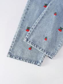 SHEIN Genkimix Kids 幼女休閒百搭牛仔吊帶褲，適用幼童，春/夏/秋/冬，復古淺藍牛仔色配紅色櫻桃刺繡，寬鬆直筒版型，舒適細棉牛仔面料，日常出遊，時尚百搭 - 淺色水洗藍 - 查看 7