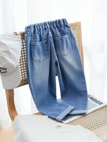 SHEIN Playful Pals Denimly 男童浅蓝色牛仔休闲裤，宽松版型，松紧腰带，穿着舒适方便，搭配简约T恤或衬衫，打造时尚休闲造型。另有卡通图案可选，增添趣味风格。适合日常穿着，如上学、户外活动、旅行、家庭活动、聚会等。 - 藍色 - 查看 2