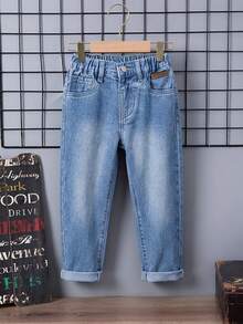 SHEIN Playful Pals Denimly 男童浅蓝色牛仔休闲裤，宽松版型，松紧腰带，穿着舒适方便，搭配简约T恤或衬衫，打造时尚休闲造型。另有卡通图案可选，增添趣味风格。适合日常穿着，如上学、户外活动、旅行、家庭活动、聚会等。 - 藍色 - 查看 7