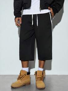 Modcrash Herrshorts i casual streetstyle med knälånga remmar i sidan och elastisk midja med dragsko - Svart - Visa 5
