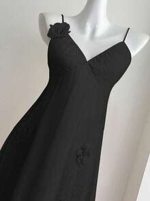 SHEIN Clasi Gaun A-Line Model Camisole Leher V Elegan Berlipit Chiffon Ukuran Plus dengan Motif Bunga 3D - Hitam - View 3