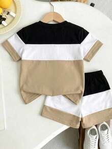 SHEIN Conjunto de camiseta y pantalones cortos con bloque de color y estampado de letras para niño pequeño - Multicolor - Ver 2