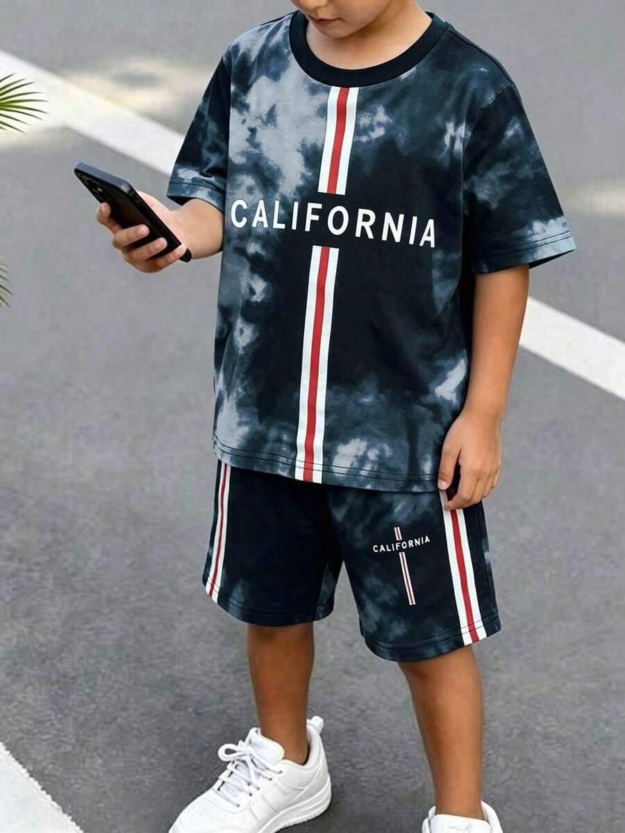 2件組 幼童男童時尚條紋標語印花圓領針織T恤與短褲套裝,舒適面料,時尚版型,春/夏新品,適用於多個季節與場合 - 深灰色 - 查看 1