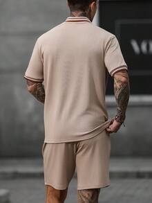 Manfinity CasualCool 男士提花針織拉鍊 Polo 衫與短褲 2 件套，巧克力棕色，夏季休閒度假老錢風羅紋領短袖套裝 - 卡其色 - 查看 2