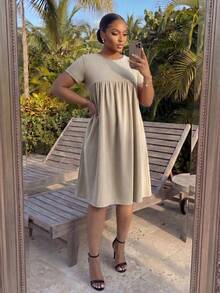 SHEIN Lady CURVE 大尺碼夏季休閒素色短袖洋裝 - 米色 - 查看 5