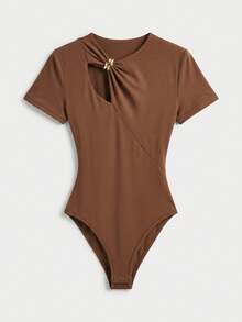 Lumivelle Women's Spring/Summer Fashion Sexy Round Neck Metal Buckle Asymmetric Hem Asymmetrical Cutout Knit Slim Fit Short Sleeve Bodysuit, Solid Color Bodysuit, Cutout Bodysuit, Short Sleeve Bodysuit, Party Bodysuit, Vacation Bodysuit, Casual Commute Bodysuit - Brown - View 2