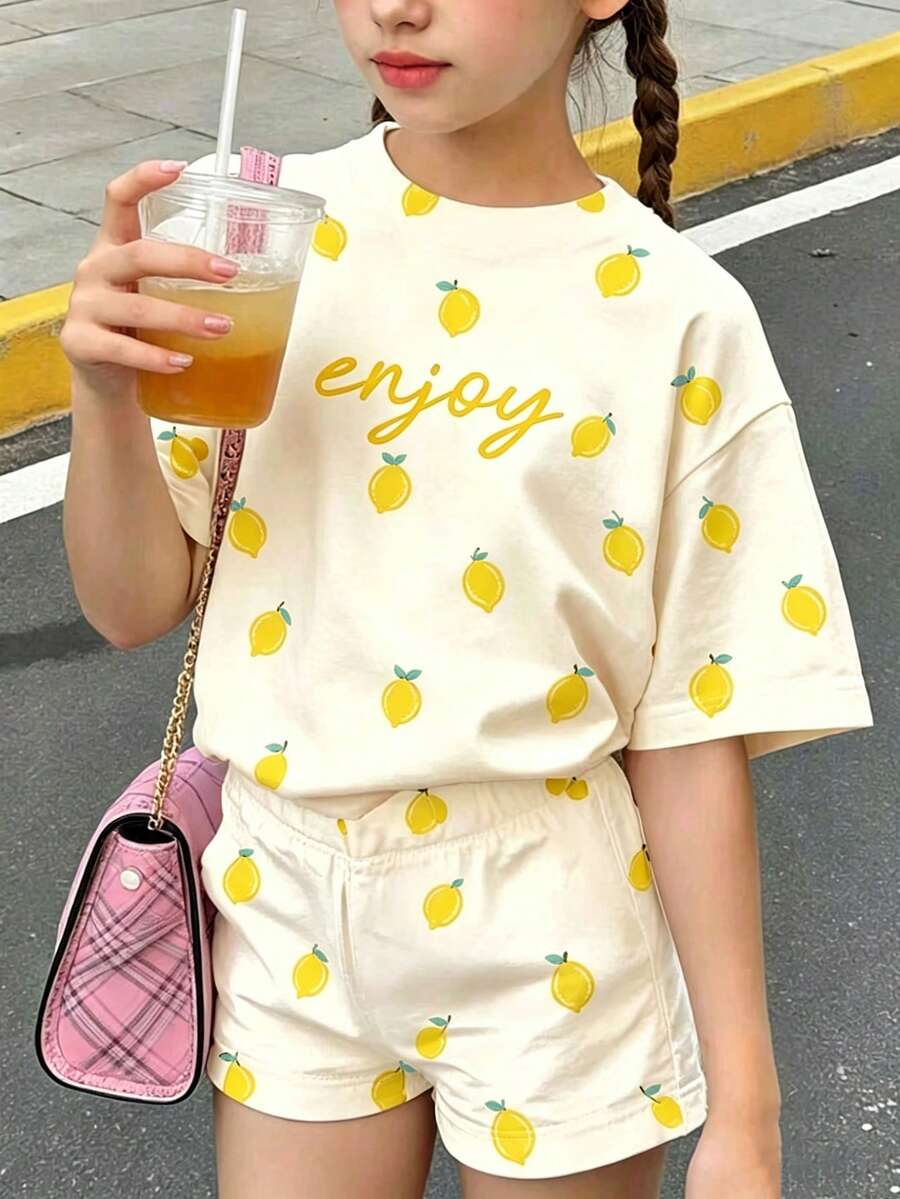 奶油白,甜美女孩迷你檸檬圖案,復古字母印花,甜美女孩休閒舒適圓領短袖T恤與短褲套裝,適合日常、節日、戶外活動,春夏季氛圍,春/夏季穿著,輕鬆舒適,時尚女孩套裝,休閒穿著,兒童復古迷你檸檬圖案套裝,春/夏季套裝,新風格,輕鬆休閒,隨意夏季假期,女孩風格 - 彩色 - 查看 1