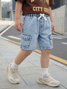 SHEIN Explorewe 小男孩休閒牛仔短褲 工裝時尚復古風 夏季度假海灘週末島嶼風 鬆緊腰抽繩 寬鬆版型 貨物口袋 水洗藍牛仔布 日常玩耍上學戶外活動 - 淺色水洗藍 - 查看 3