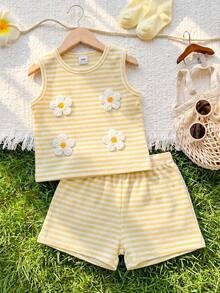 SHEIN Playful Pals 2件/組女嬰夏季套裝，由淺黃色與白色條紋圓領背心上衣和短褲組成，呈現清新、森林系、可愛、時尚、田園、柔軟且極簡的休閒風格。採用羅紋針織柔軟面料製成，厚度適中，穿著舒適。裝飾有白色與黃色向日葵、3D鉤編花卉圖案，適合日常出遊、購物、旅行、攝影、海灘、野餐、公園、放鬆、上學通勤及打卡場景。 - 黃色 - 查看 4