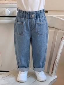SHEIN Genkimix Kids 女嬰軟棉休閒牛仔褲，時尚百搭，適合日常穿著，舒適簡約，甜美可愛，彈性腰圍，前口袋設計，捲邊褲腳，寬鬆版型，淺藍色水洗牛仔褲，適用於休閒、度假、日常穿著 - 藍色 - 查看 5