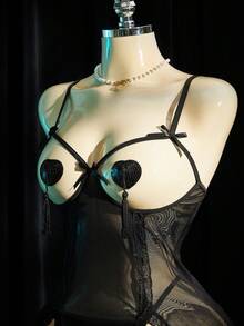 SpicyHot Conjunto de 3 piezas de camisón sexy para mujer con diseño de lazo, calado y abertura frontal + tanga + pezoneras, extremadamente sexy - Negro - Ver 3