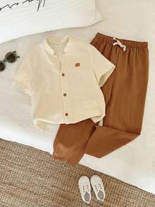 SHEIN Bộ 2 món gồm áo thun cổ chữ V tay ngắn và quần dài màu xanh lá cây cho bé trai, thoải mái, đa năng, thích hợp mặc hàng ngày, mùa xuân/hè. - màu nâu - Xem 6