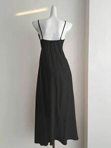 SHEIN Clasi Gaun A-Line Model Camisole Leher V Elegan Berlipit Chiffon Ukuran Plus dengan Motif Bunga 3D - Hitam - View 2