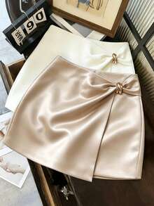SHEIN Franclia Off-White 冬季優雅餐飲緞面扭結高腰貼身迷你裙，包臀式金屬扣飾香檳色女裙 - 杏色 - 查看 1