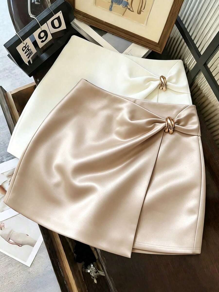 SHEIN Franclia Off-White 冬季優雅餐飲緞面扭結高腰貼身迷你裙,包臀式金屬扣飾香檳色女裙 - 杏色 - 查看 1